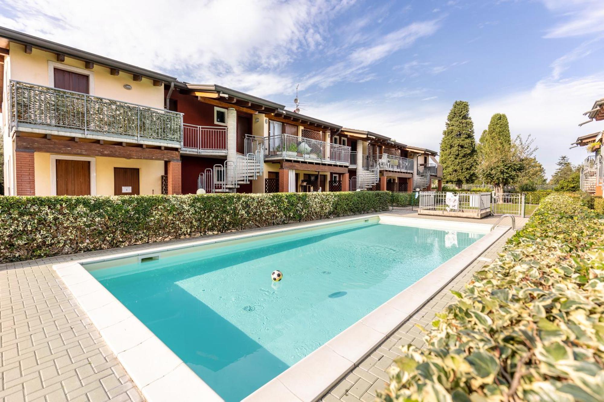 Residence La Corte Near Gardaland Castelnuovo del Garda Bagian luar foto