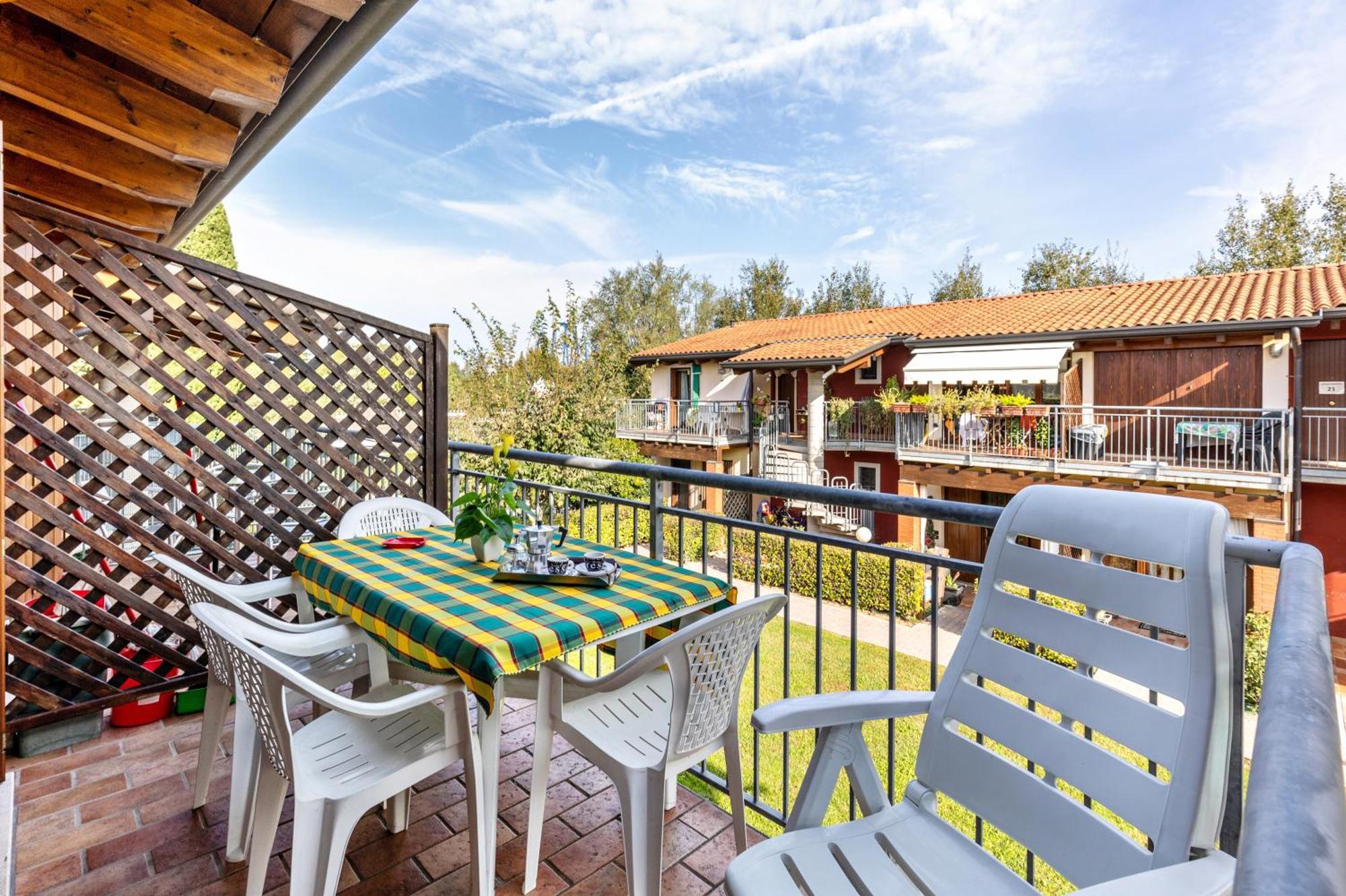 Residence La Corte Near Gardaland Castelnuovo del Garda Bagian luar foto