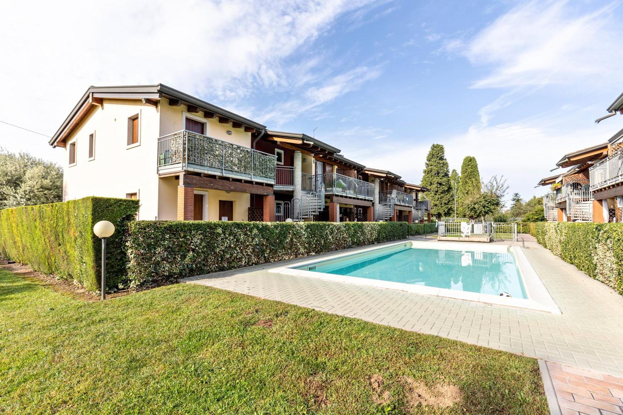 Residence La Corte Near Gardaland Castelnuovo del Garda Bagian luar foto